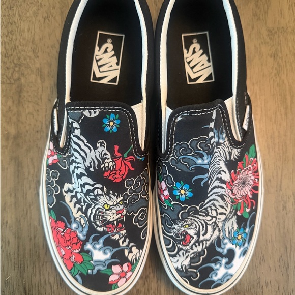 Vans Shoes - NEW Vans Floral Tiger Classic Slip-On shoes size women’s 9